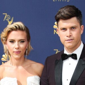 Scarlett Johansson et son compagnon Colin Jost lors du photocall lors de la 70ème cérémonie des Primetime Emmy awards au théâtre Microsoft à Los Angeles le 17 septembre 2018.