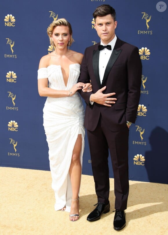 Scarlett Johansson et son compagnon Colin Jost lors du photocall lors de la 70ème cérémonie des Primetime Emmy awards au théâtre Microsoft à Los Angeles le 17 septembre 2018.