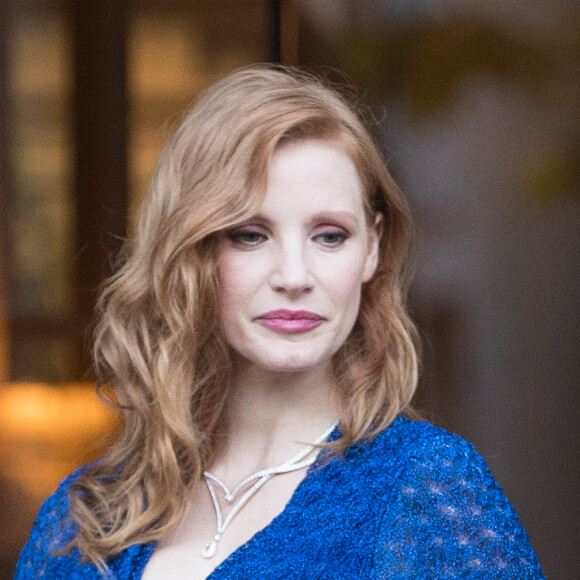 Exclusif - No web - Jessica Chastain sort de l'hôtel Shangri-La avec sa grand-mère Marylin et réalise un petit shooting face à l'hôtel avant de se rendre à pied à la soirée Piaget au Palais d'Iena à Paris, le 18 juin 2018.