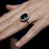 La bague de fiançailles de Lady Diana, en saphir et diamants, offerte par le prince William à Kate Middleton pour leurs propres fiançailles en 2010.