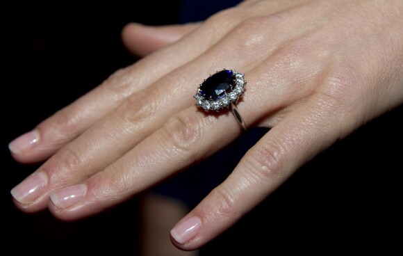 La bague de fiançailles de Lady Diana, en saphir et diamants, offerte par le prince William à Kate Middleton pour leurs propres fiançailles en 2010.