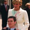 Lady Diana avec sa bague de fiançailles, aujourd'hui portée par Kate Middleton.