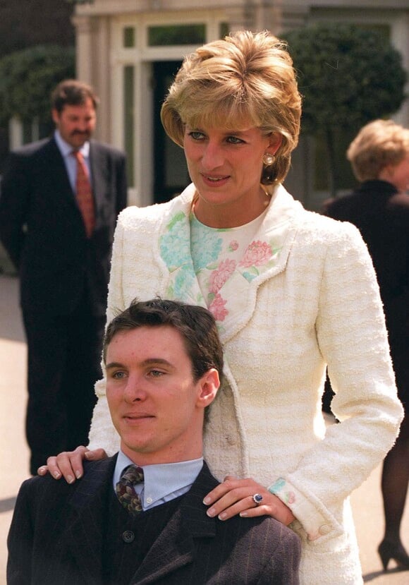 Lady Diana avec sa bague de fiançailles, aujourd'hui portée par Kate Middleton.