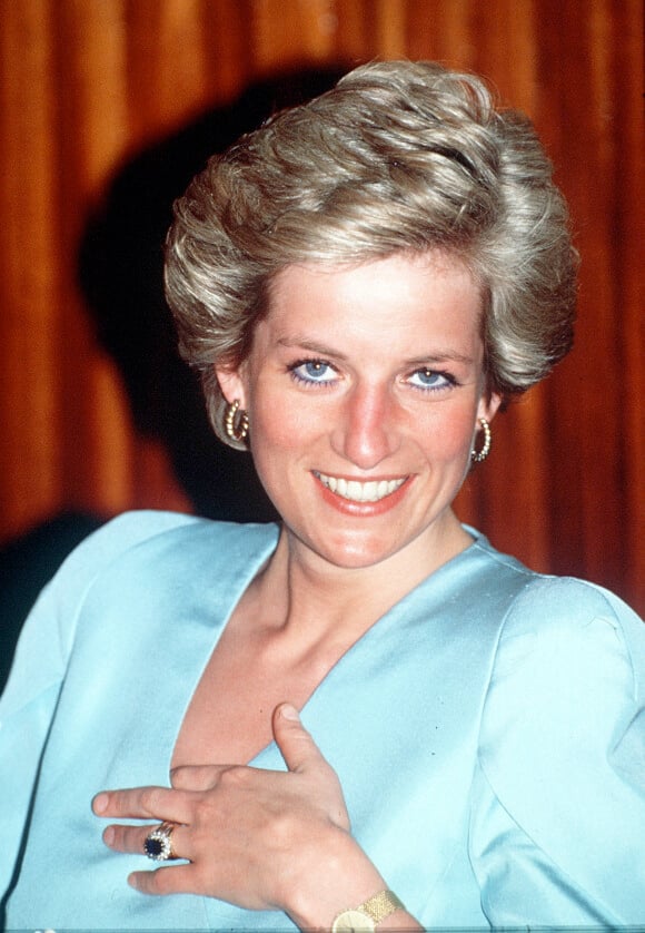 Lady Diana et sa bague de fiançailles lors d'un voyage a Cameroun en 1990.