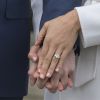 Le prince Harry a imaginé la bague de fiançailles pour Meghan Markle : un large diamant provenant du Botswana, un pays qui lui tient à coeur, entouré de deux autres diamants issus de la collection privée de sa mère Lady Diana. Ici, le couple lors de l'annonce de leurs fiançailles au palais de Kensington, le 27 novembre 2018.