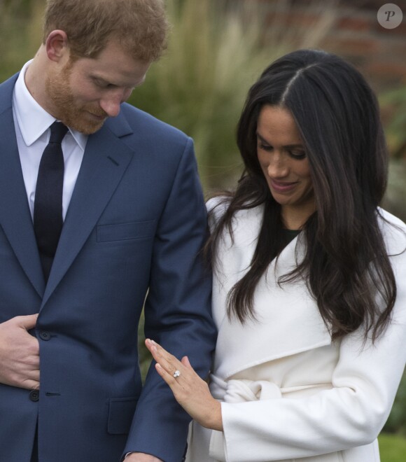 Le prince Harry a imaginé la bague de fiançailles pour Meghan Markle : un large diamant provenant du Botswana, un pays qui lui tient à coeur, entouré de deux autres diamants issus de la collection privée de sa mère Lady Diana. Ici, le couple lors de l'annonce de leurs fiançailles au palais de Kensington, le 27 novembre 2018.