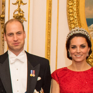 Kate Middleton portant la tiare Lover's Knot en 2016, au côté du prince William pour une réception à Buckingham Palace.