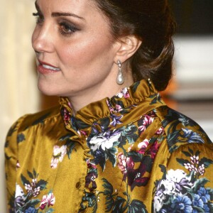 Kate Middleton lors d'un dîner à l'ambassade de Grande-Bretagne à Stockholm, le 30 janvier 2018. La duchesse de Cambridge porte les boucles d'oreilles en perles que Lady Diana a porté à de nombreuses reprises. Elles étaient un cadeau de mariage du bijoutier anglais Collingwood.