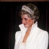 Lady Diana à Hong Kong en 1989. La princesse portait sa tiare favorite, la Lover's Knot, les boucles d'oreilles en perles de chez Collingwood et un bracelet assorti à trois rangs de perles.