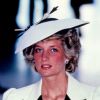 La princesse Diana avec les boucles d'oreilles issues de la parure en saphirs que le prince d'Arabie Saoudite lui a offert pour son mariage. Ici à Washington en 1985. 