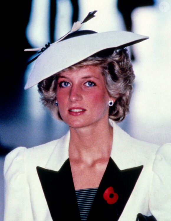 La princesse Diana avec les boucles d'oreilles issues de la parure en saphirs que le prince d'Arabie Saoudite lui a offert pour son mariage. Ici à Washington en 1985. 
