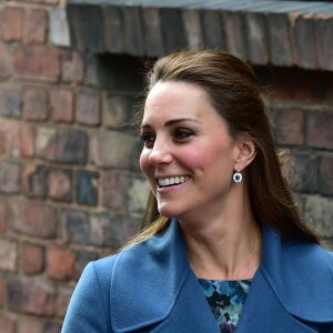 Kate Middleton avec ses boucles d'oreilles en saphirs. Il s'agirait de celles qui ont appartenu à Lady Diana et qui auraient été remises au goût du jour.