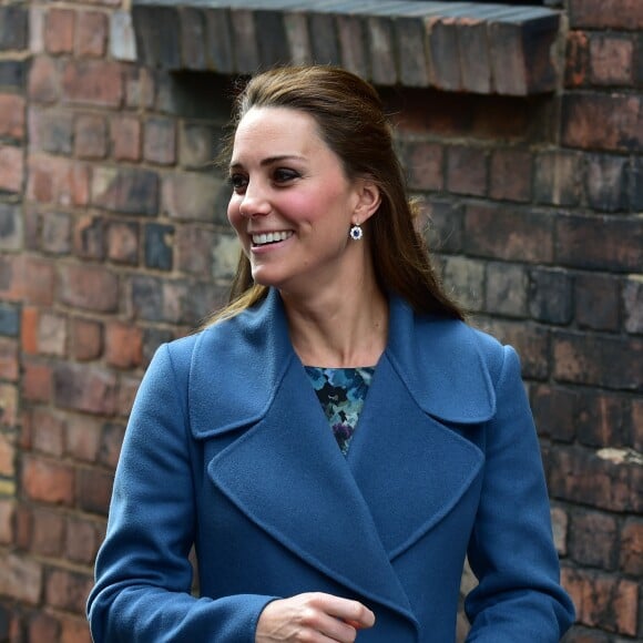 Kate Middleton avec ses boucles d'oreilles en saphirs. Il s'agirait de celles qui ont appartenu à Lady Diana et qui auraient été remises au goût du jour.