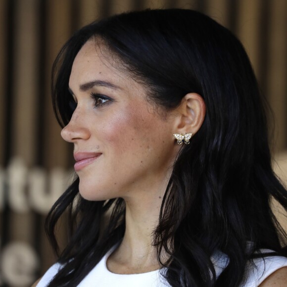 Meghan Markle portant les boucles d'oreilles papillons de Lady Diana lors de son voyage à Sydney, le 16 octobre 2018.