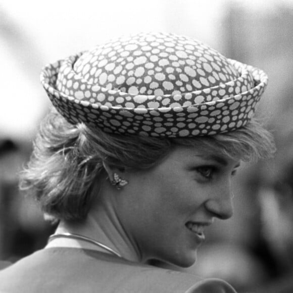 Lady Diana avec ses boucles d'oreilles papillons lors d'un voyage au Canada en 1986.