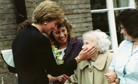 Lady Diana avec son bracelet en or à Londres, en 1990.
