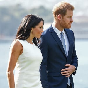 Meghan Markle avec le bracelet en or ayant appartenu à Lady Diana, lors de son voyage en Australie en octobre 2018.