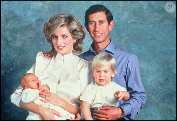 Lady Diana avec le prince Charles et leurs enfants William et Harry en 1984. La princesse porte ses boucles d'oreilles en saphirs.