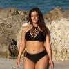 Ashley Graham en pleine séance photo sur la plage de Miami, le 14 mars 2018.