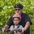 Exclusif - Robert De Niro se balade à vélo avec sa fille Helen Grace De Niro dans les rues de New York, le 24 juillet 2017