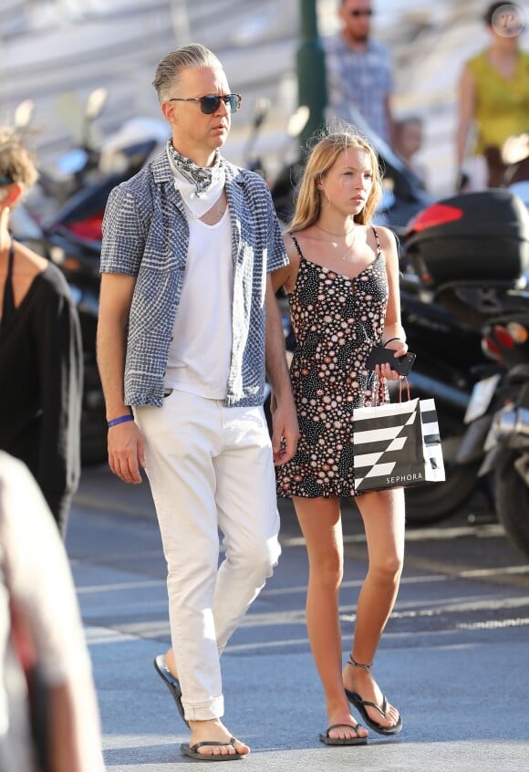 Exclusif - Jefferson Hack et sa fille Lila Grace (fille de Kate Moss) se promènent dans les rues de Saint-Tropez le 25 juillet 2017.