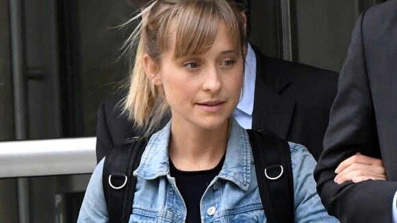 Allison Mack : La star accusée d'esclavagisme sexuel, harcelée par un homme...