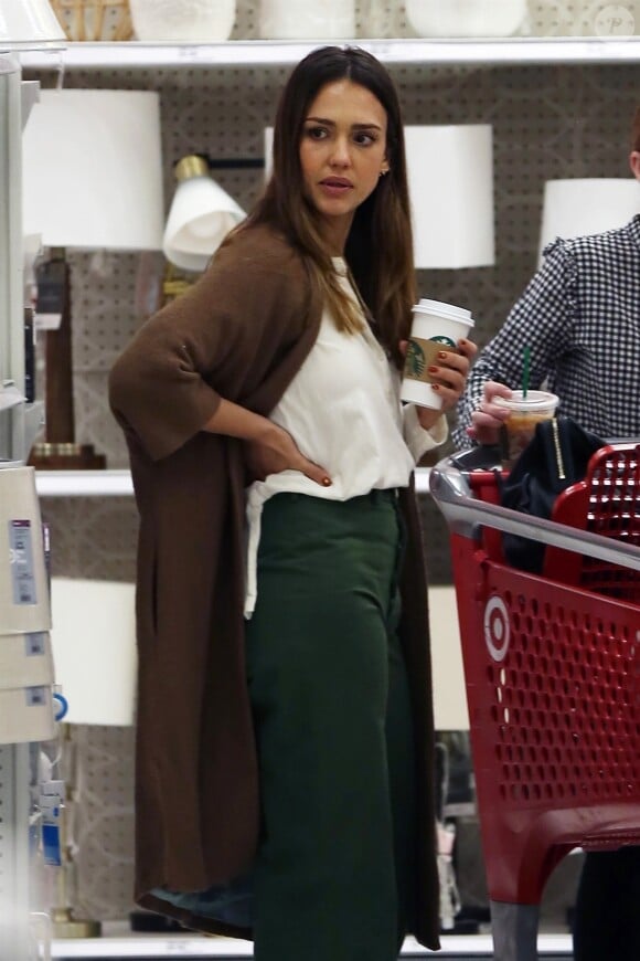 Jessica Alba fait ses derniers achats pour Thanksgiving chez Target à Los Angeles le 21 novembre 2018.