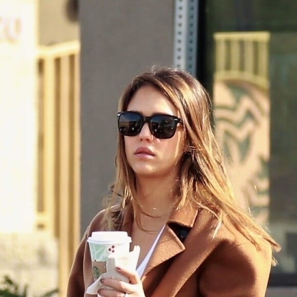 Exclusif - Jessica Alba est allée acheter un café à emporter dans les rues de Palm Springs. Le 18 novembre 2018