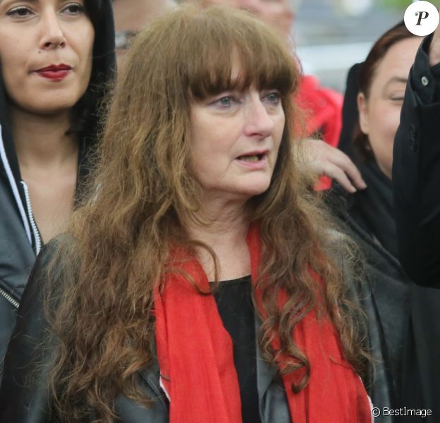 Maud Sinet, fille de Maurice Sinet (le dessinateur Siné), lors des obsèques de son père et de sa mère Anik le 11 mai 2016 au cimetière de Montmartre à Paris. Maud Sinet est morte, emportée par le cancer, le 20 novembre 2018.