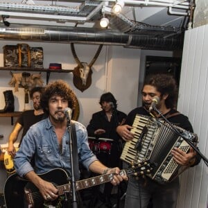 Exclusif - Yarol Poupaud lors du cocktail dînatoire expérimental "Guitar Players Show" organisé à la boutique Mad Lords "House of jewelry", située rue Saint Honoré. Paris, le 22 novembre 2018. © Pierre Perusseau/Bestimage