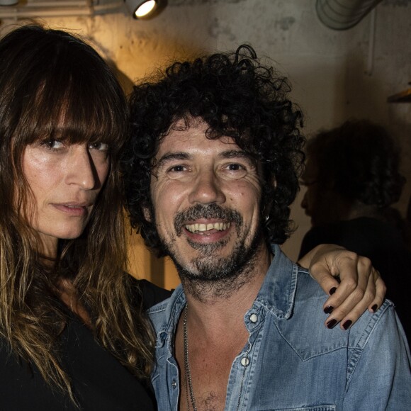 Exclusif - Caroline de Maigret et son compagnon Yarol Poupaud lors du cocktail dînatoire expérimental "Guitar Players Show" organisé à la boutique Mad Lords "House of jewelry", située rue Saint Honoré. Paris, le 22 novembre 2018. © Pierre Perusseau/Bestimage