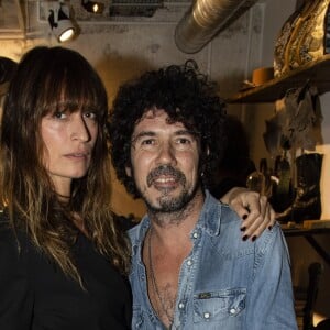 Exclusif - Caroline de Maigret et son compagnon Yarol Poupaud lors du cocktail dînatoire expérimental "Guitar Players Show" organisé à la boutique Mad Lords "House of jewelry", située rue Saint Honoré. Paris, le 22 novembre 2018. © Pierre Perusseau/Bestimage