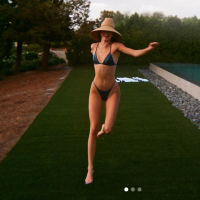 Kendall Jenner : Abandonnée par ses soeurs, elle se console en bikini