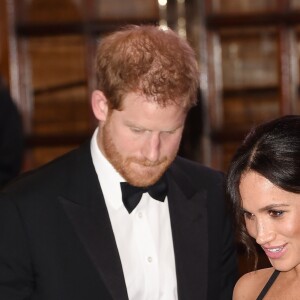 Le prince Harry, duc de Sussex, et Meghan Markle (enceinte), duchesse de Sussex quittent la soirée Royal Variety Performance à Londres le 19 novembre 2018.