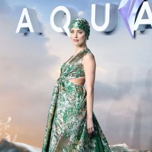 Amber Heard (robe Valentino) à la première de Aquaman au Leicester Square à Londres, le 26 novembre 2018