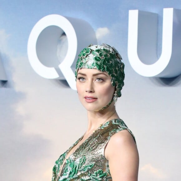 Amber Heard (robe Valentino) à la première de Aquaman au Leicester Square à Londres, le 26 novembre 2018