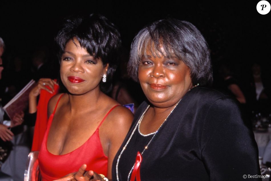 Oprah Winfrey et sa mère Vernita Lee - Soirée &quot;Academy Of Television Arts and Sciences Hall Of Fame&quot; à Walt Disney World à Orlando. Le 1er octobre 1994