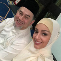 Oksana Voevodina : La Miss russe, convertie à l'islam, devient reine de Malaisie