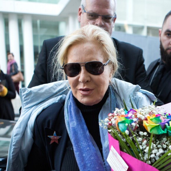 Exclusif - Sylvie Vartan arrive en compagnie de son chien Muffin, au théâtre Royal de Mons en Belgique pour donner un concert en hommage à Johnny Hallyday. Belgique, Mons, 18 novembre 2018.