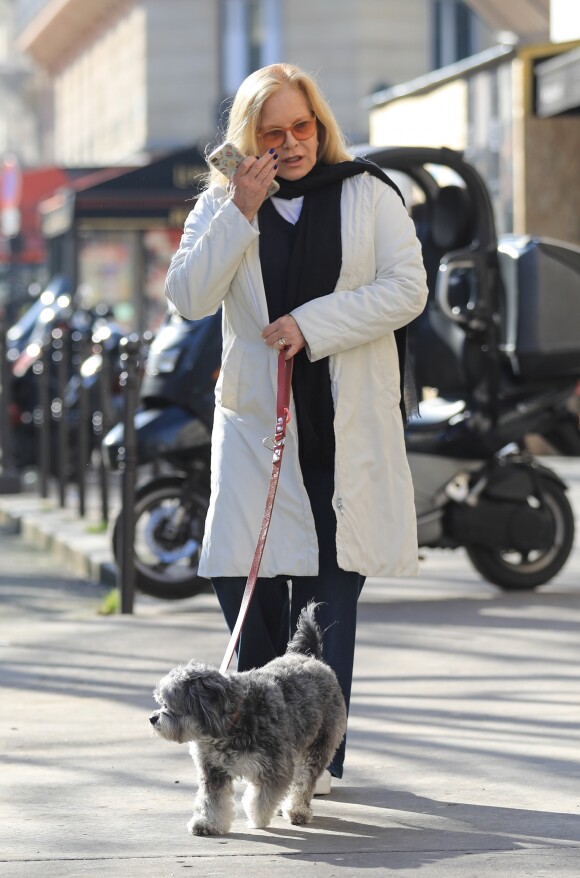 Sylvie Vartan, très souriante, pose pour les photographes à la sortie de l'institut de beauté Carlota avec son chauffeur et son chien Muffin à Paris, le 16 février 2018.
