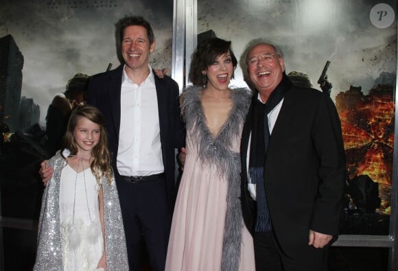Milla Jovovich avec son mari Paul W. S. Anderson, sa fille Ever Gabo Anderson et Samuel Hadida à la première de 'Resident Evil: The Final Chapter' à Los Angeles, le 23 janvier 2017