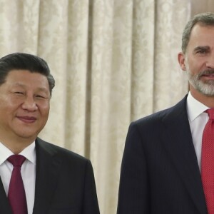 Le roi Felipe VI d'Espagne et la reine Letizia, vêtue d'une robe bleue sans manches Felipe Varela, ont accueilli à dîner le président de la République populaire de Chine Xi Jinping et son épouse Peng Liyuan le 27 novembre 2018 au palais de la Zarzuela, à Madrid.