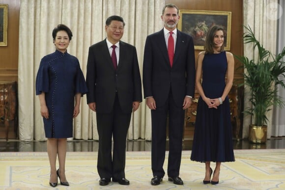 Le roi Felipe VI d'Espagne et la reine Letizia, vêtue d'une robe bleue sans manches Felipe Varela, ont accueilli à dîner le président de la République populaire de Chine Xi Jinping et son épouse Peng Liyuan le 27 novembre 2018 au palais de la Zarzuela, à Madrid.