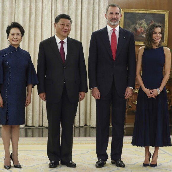 Le roi Felipe VI d'Espagne et la reine Letizia, vêtue d'une robe bleue sans manches Felipe Varela, ont accueilli à dîner le président de la République populaire de Chine Xi Jinping et son épouse Peng Liyuan le 27 novembre 2018 au palais de la Zarzuela, à Madrid.
