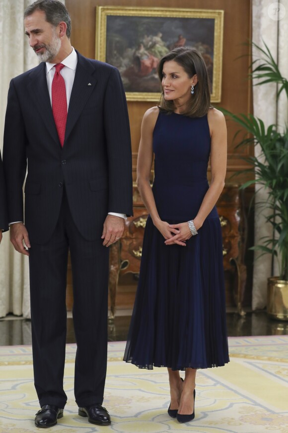 Le roi Felipe VI d'Espagne et la reine Letizia, vêtue d'une robe bleue sans manches Felipe Varela, ont accueilli à dîner le président de la République populaire de Chine Xi Jinping et son épouse Peng Liyuan le 27 novembre 2018 au palais de la Zarzuela, à Madrid.
