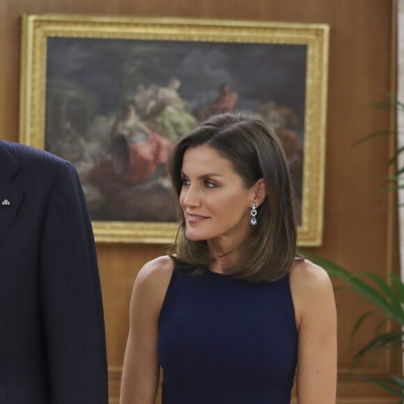 Le roi Felipe VI d'Espagne et la reine Letizia, vêtue d'une robe bleue sans manches Felipe Varela, ont accueilli à dîner le président de la République populaire de Chine Xi Jinping et son épouse Peng Liyuan le 27 novembre 2018 au palais de la Zarzuela, à Madrid.