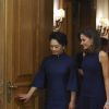 Le roi Felipe VI d'Espagne et la reine Letizia, vêtue d'une robe bleue sans manches Felipe Varela, ont accueilli à dîner le président de la République populaire de Chine Xi Jinping et son épouse Peng Liyuan le 27 novembre 2018 au palais de la Zarzuela, à Madrid.