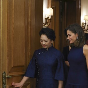 Le roi Felipe VI d'Espagne et la reine Letizia, vêtue d'une robe bleue sans manches Felipe Varela, ont accueilli à dîner le président de la République populaire de Chine Xi Jinping et son épouse Peng Liyuan le 27 novembre 2018 au palais de la Zarzuela, à Madrid.