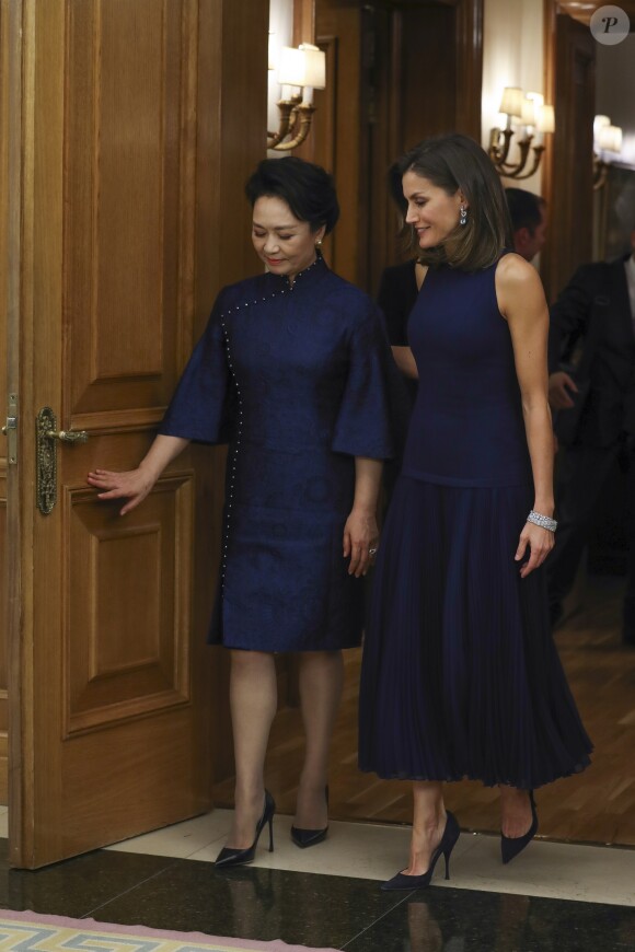 Le roi Felipe VI d'Espagne et la reine Letizia, vêtue d'une robe bleue sans manches Felipe Varela, ont accueilli à dîner le président de la République populaire de Chine Xi Jinping et son épouse Peng Liyuan le 27 novembre 2018 au palais de la Zarzuela, à Madrid.