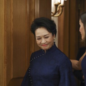 Le roi Felipe VI d'Espagne et la reine Letizia, vêtue d'une robe bleue sans manches Felipe Varela, ont accueilli à dîner le président de la République populaire de Chine Xi Jinping et son épouse Peng Liyuan le 27 novembre 2018 au palais de la Zarzuela, à Madrid.